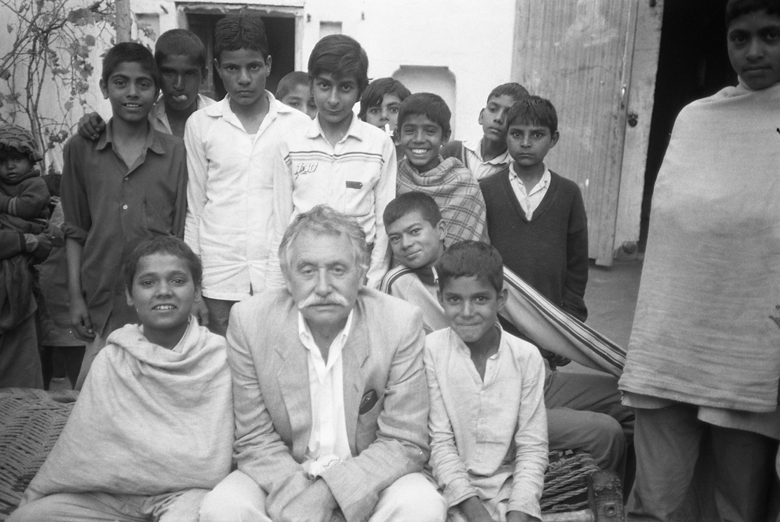 Sottsass in India, 1987. Photo by Barbara Radice, courtesy of Studio Sottsass