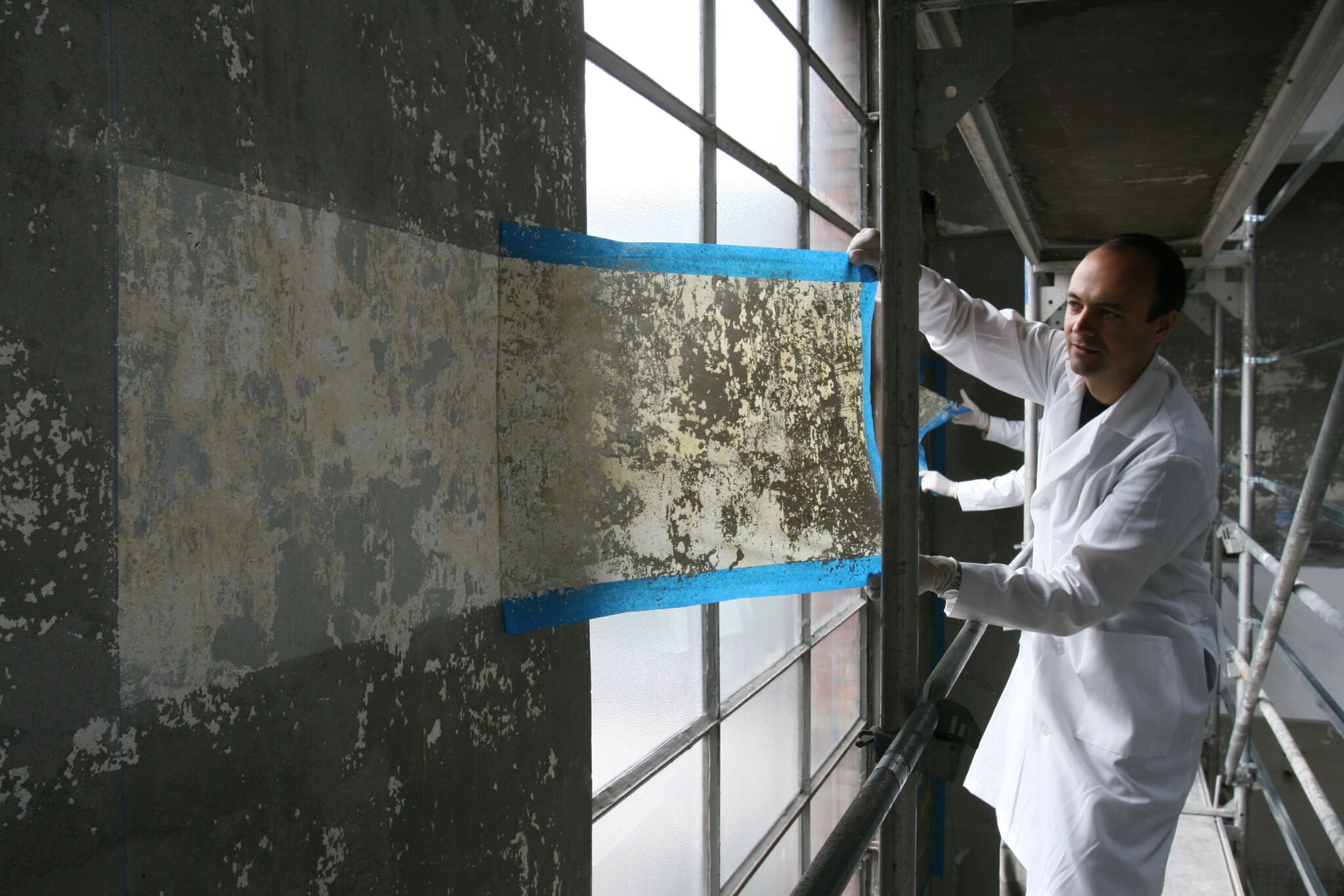 Jorge Otero-Pailos cleaning the wall of the Alumix fa ory in 2008. Photo courtesy of Patrick Ciccone